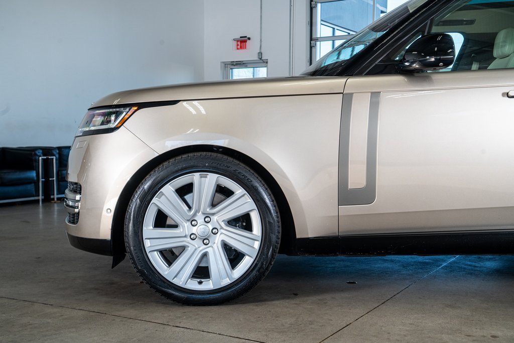 Used 2023 Land Rover Range Rover Long Wheelbase SE image 9