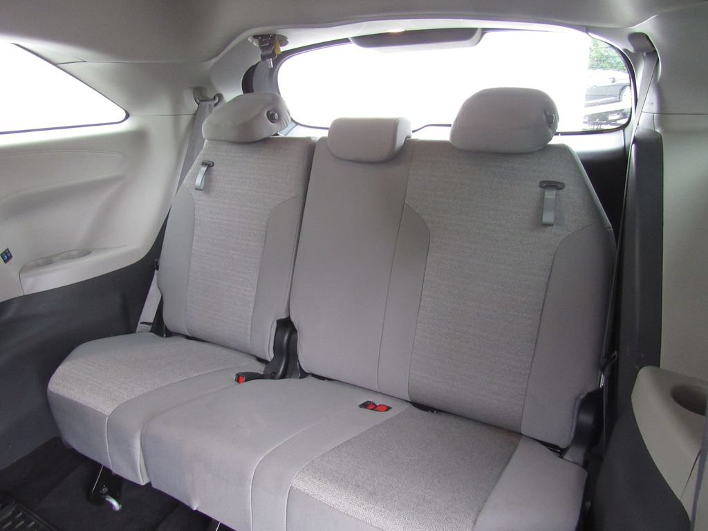 Used 2024 Toyota Sienna LE AWD/4WD image 18
