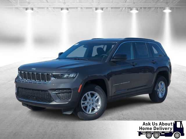 Used 2025 Jeep Grand Cherokee Laredo image 1