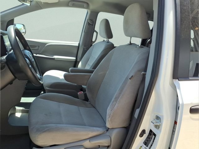 Used 2020 Toyota Sienna L FWD image 12