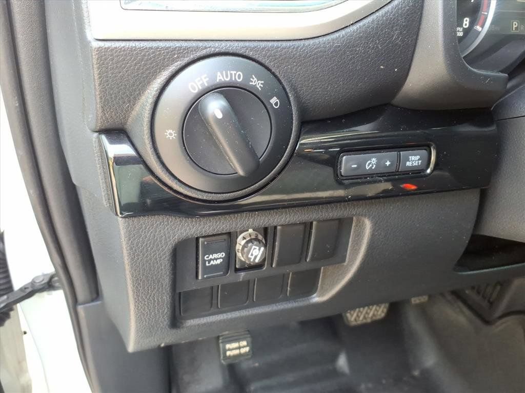 Used 2021 Nissan Titan SV AWD/4WD image 25