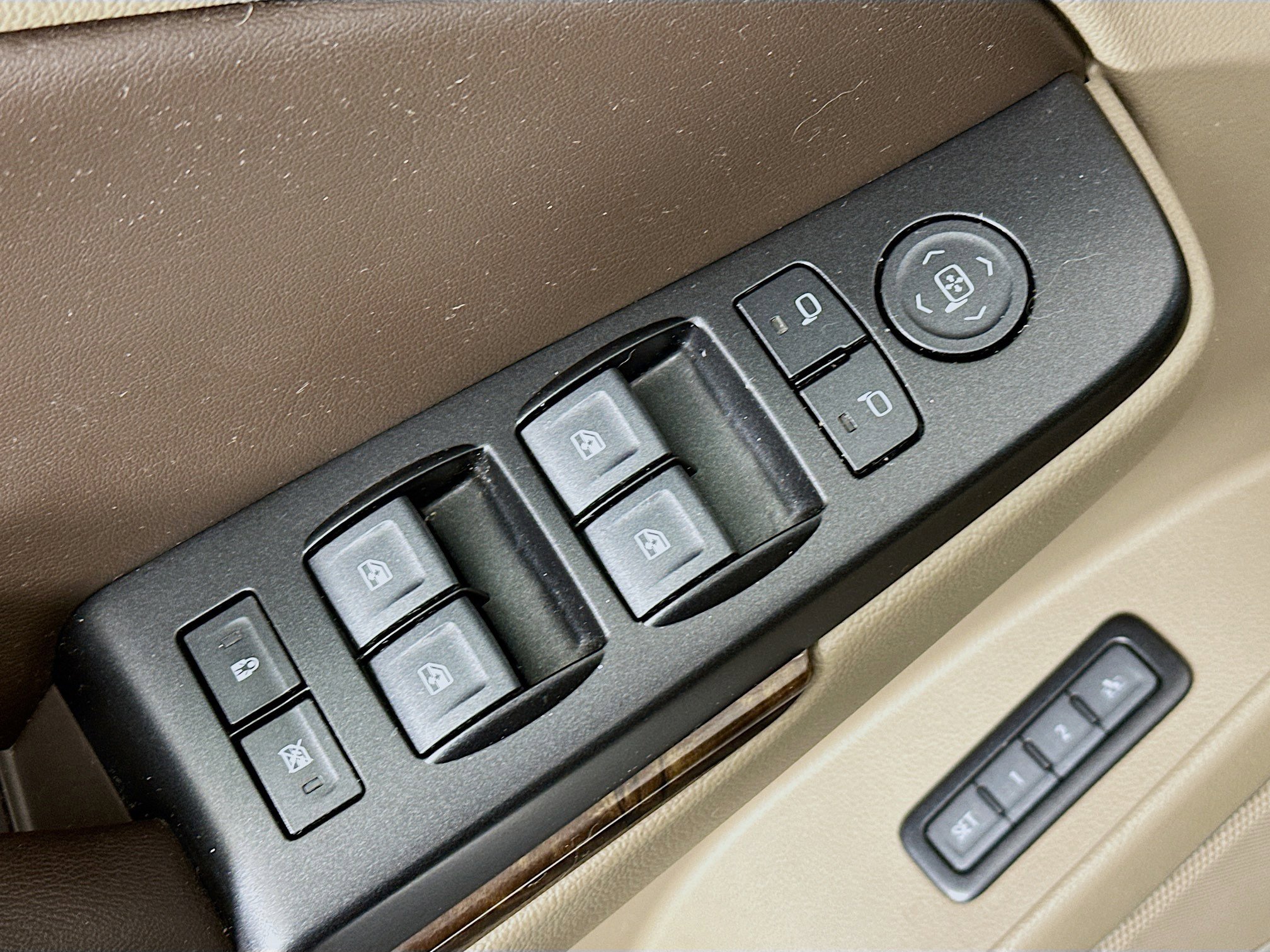 Used 2018 Chevrolet Suburban LT image 15