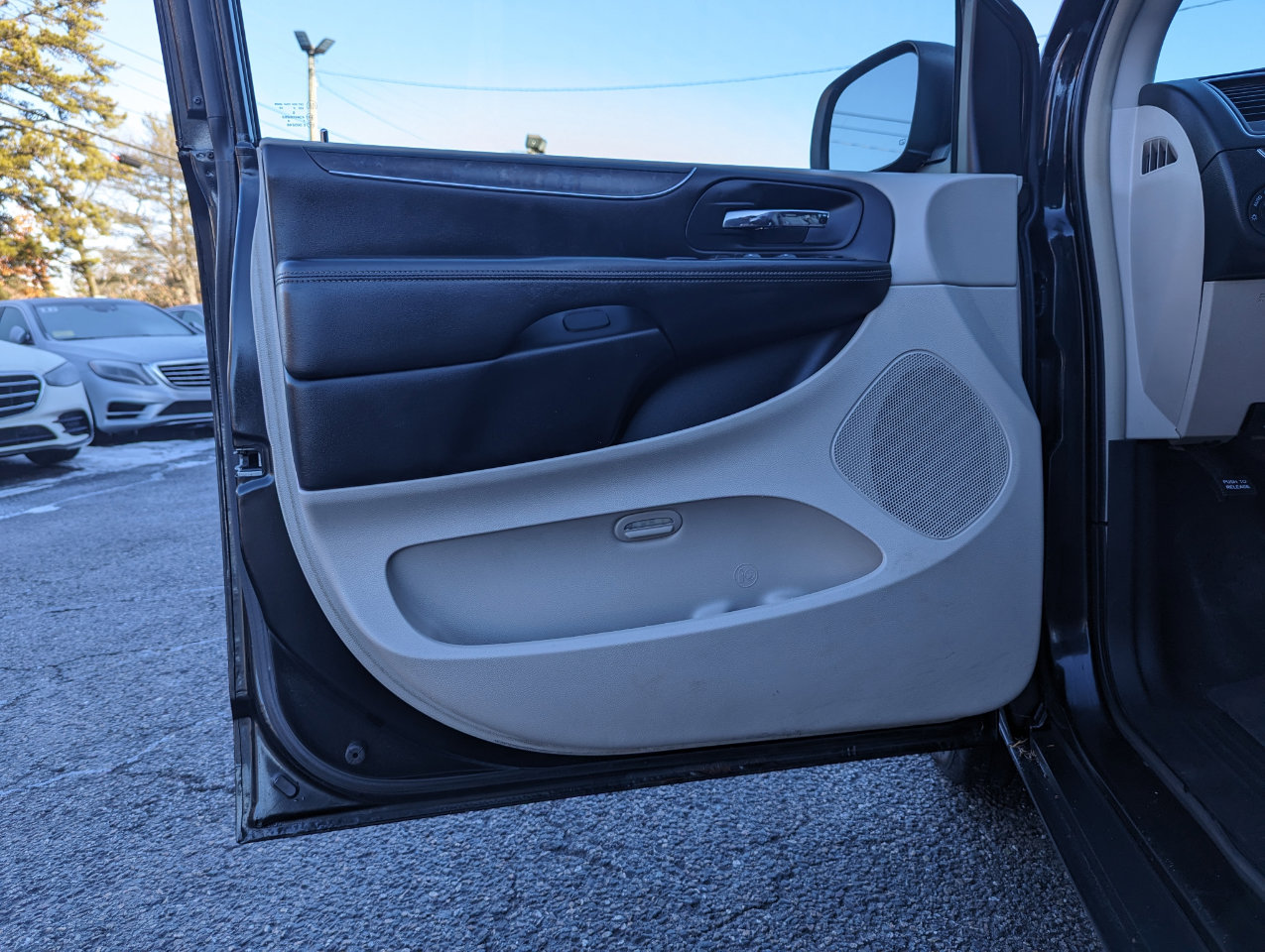 Used 2013 Chrysler Town & Country Touring image 12