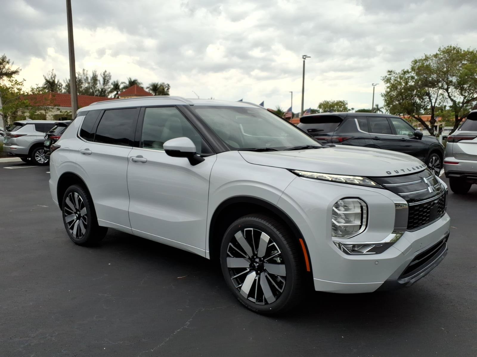 New 2026 Mitsubishi Outlander SEL FWD image 11