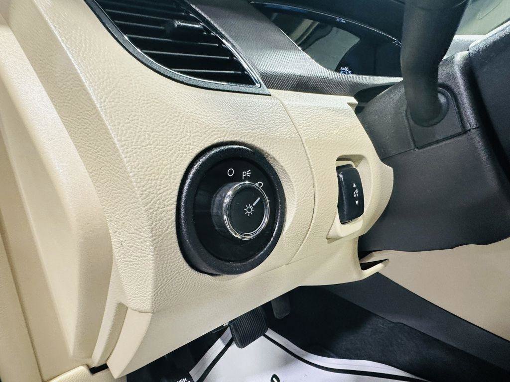 Used 2017 Ford Taurus SE FWD image 13