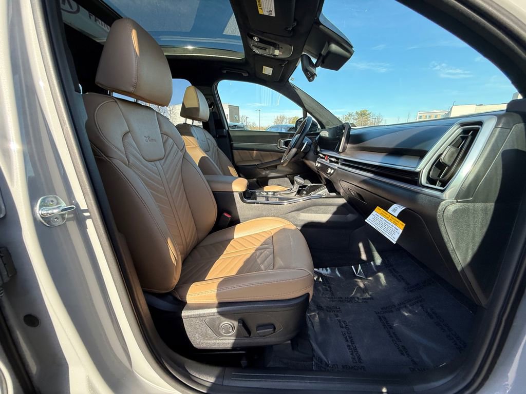 Certified 2025 Kia Sorento SX Prestige w/ Olive Brown Leather Package image 29