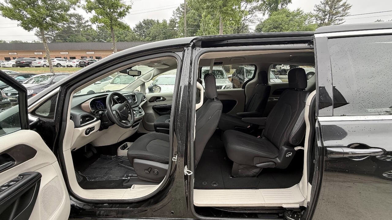 Used 2017 Chrysler Pacifica Touring FWD image 34