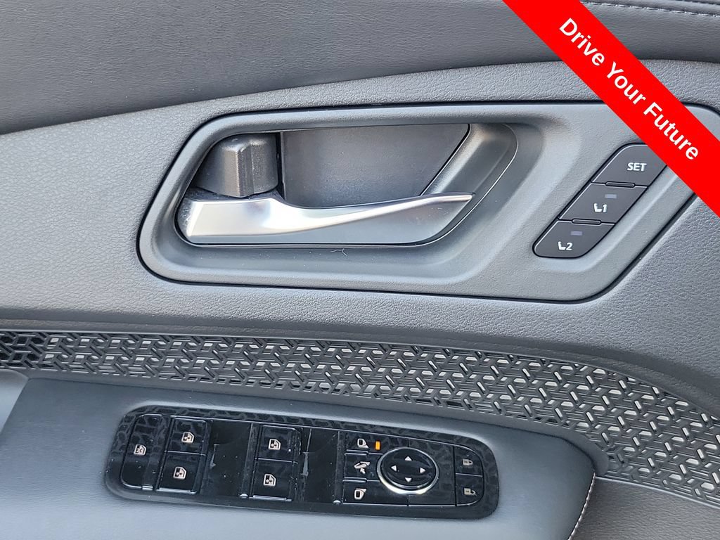 Used 2025 Nissan Ariya AWD image 18