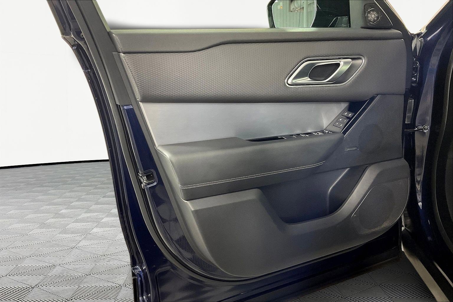 Used 2021 Land Rover Range Rover Velar R-Dynamic S image 19