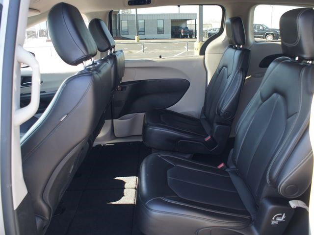 Used 2023 Chrysler Pacifica Touring-L image 13