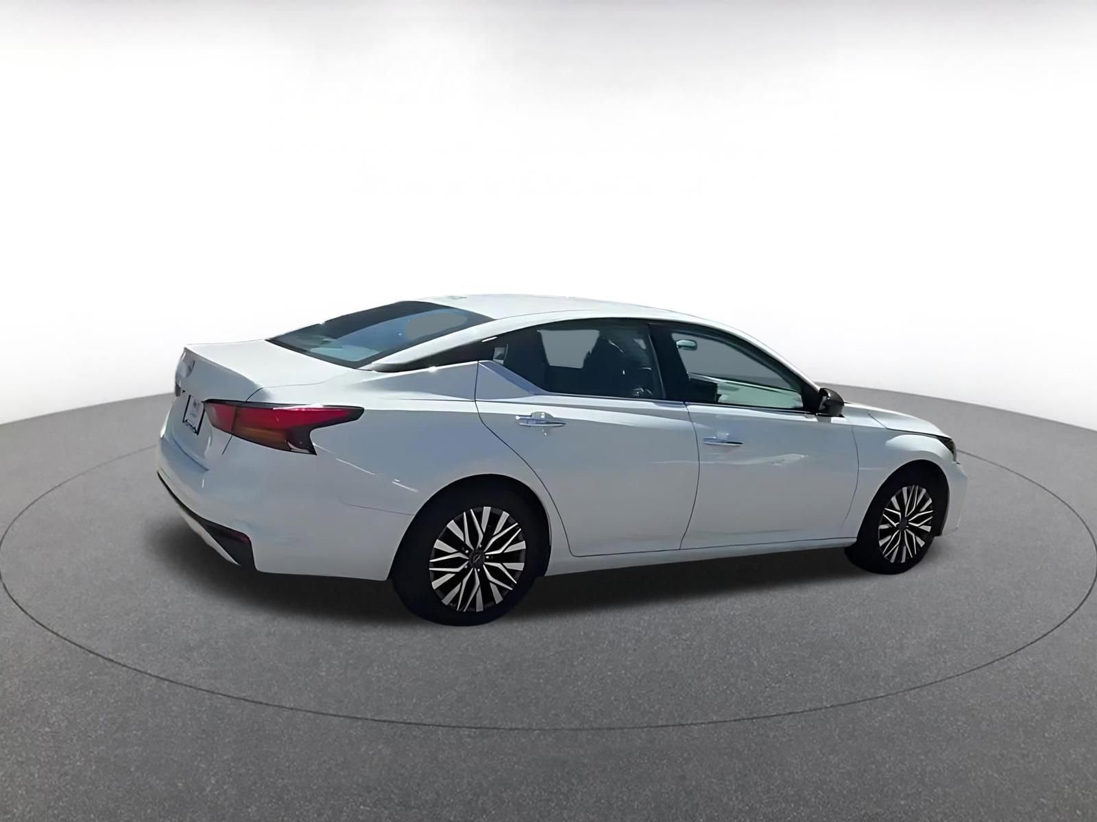 Used 2025 Nissan Altima 2.5 SV FWD image 12