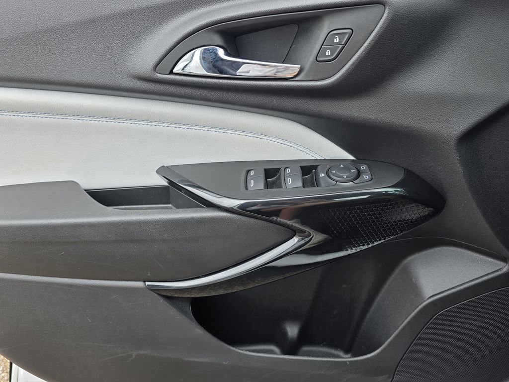 Used 2025 Chevrolet Trax LT w/ LT Convenience Package FWD image 26