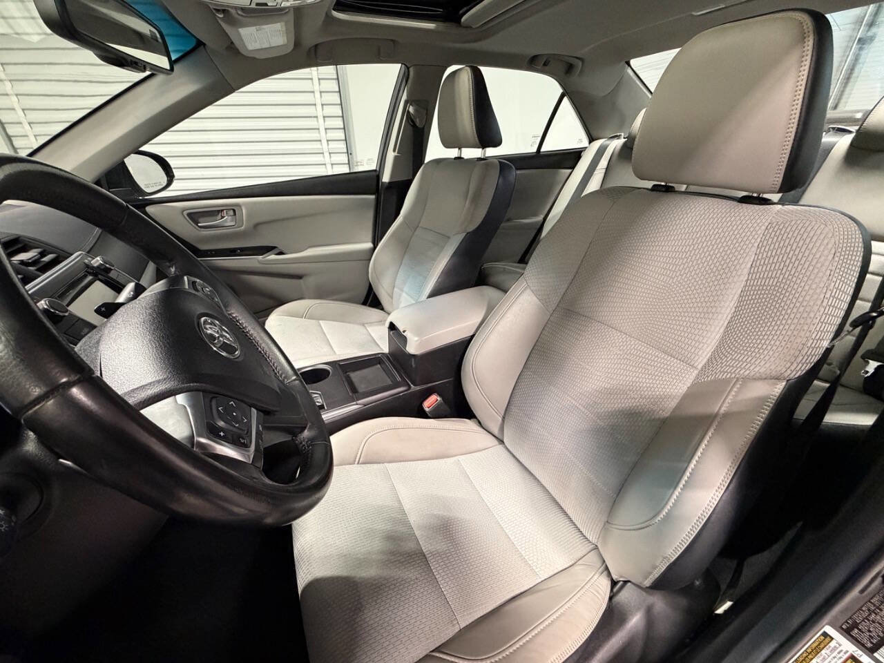 Used 2017 Toyota Camry SE w/ Moonroof Package image 11