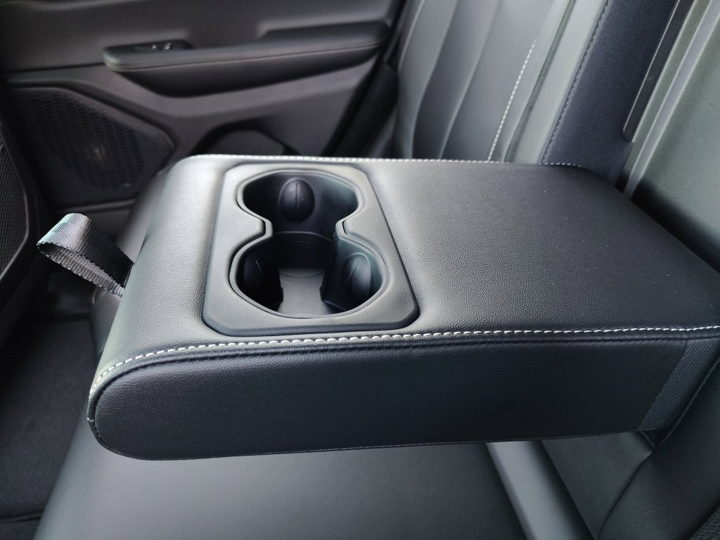 New 2025 Jeep Grand Cherokee Limited w/ Luxury Tech Group II RWD image 32