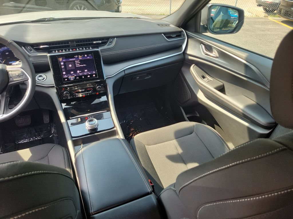 Certified 2025 Jeep Grand Cherokee Laredo AWD/4WD image 14