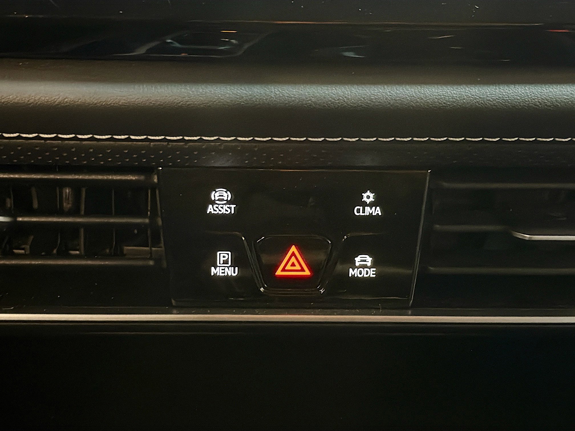 Used 2024 Volkswagen Atlas SE image 25