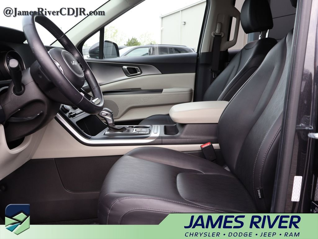 Used 2023 Kia Carnival LX image 21