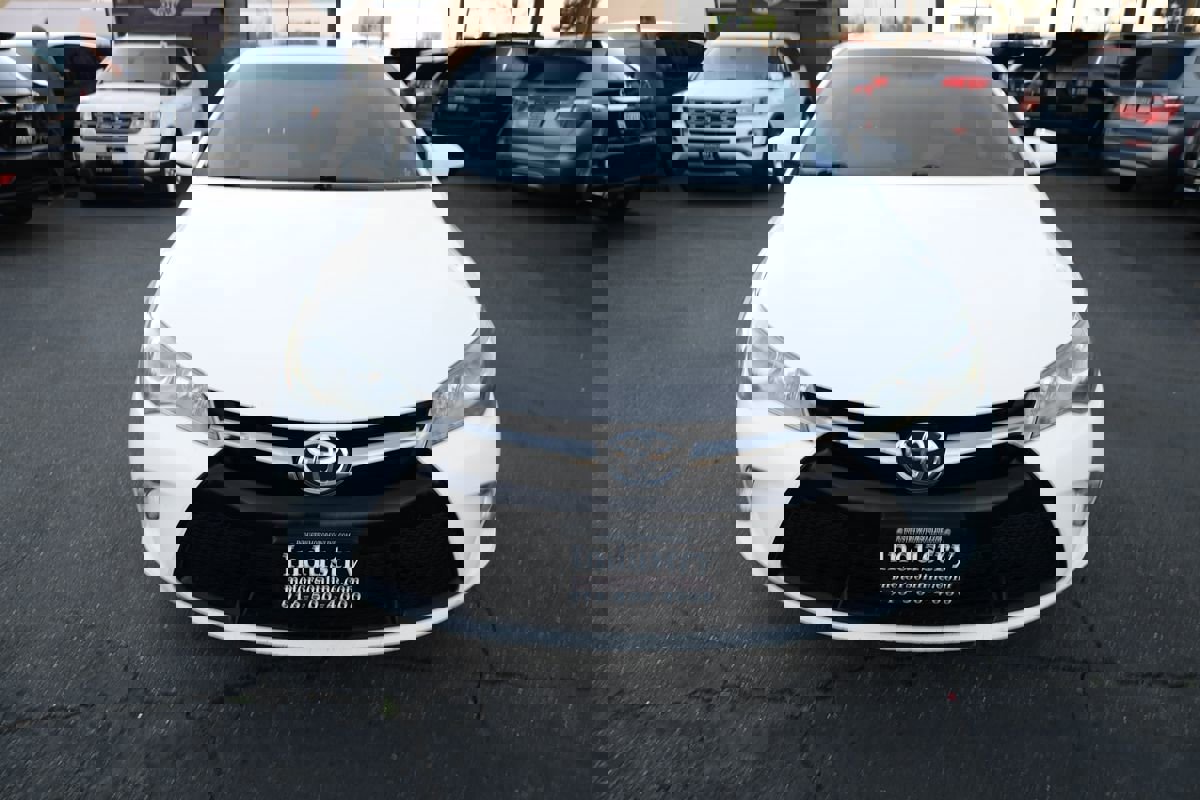 Used 2015 Toyota Camry SE image 3