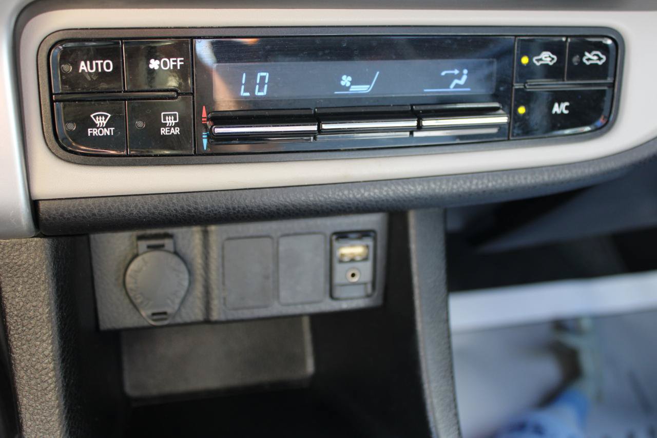 Used 2019 Toyota Corolla LE FWD image 28