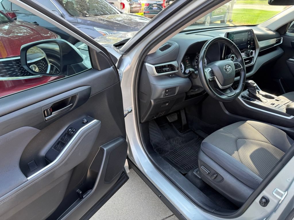 Used 2022 Toyota Highlander LE AWD/4WD image 10