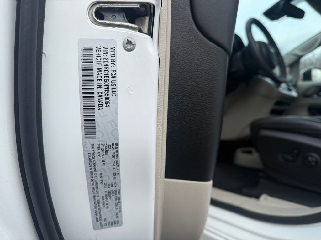 Used 2023 Chrysler Pacifica Touring-L image 24