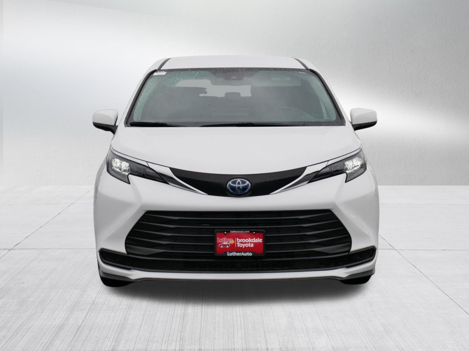 Certified 2025 Toyota Sienna LE FWD image 2