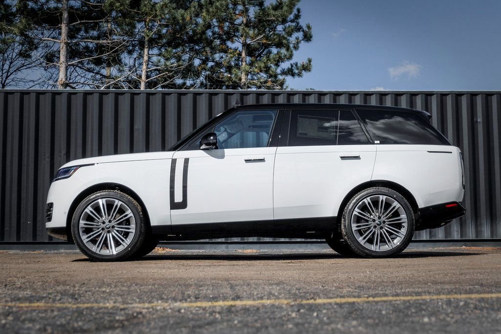New 2025 Land Rover Range Rover SE image 3