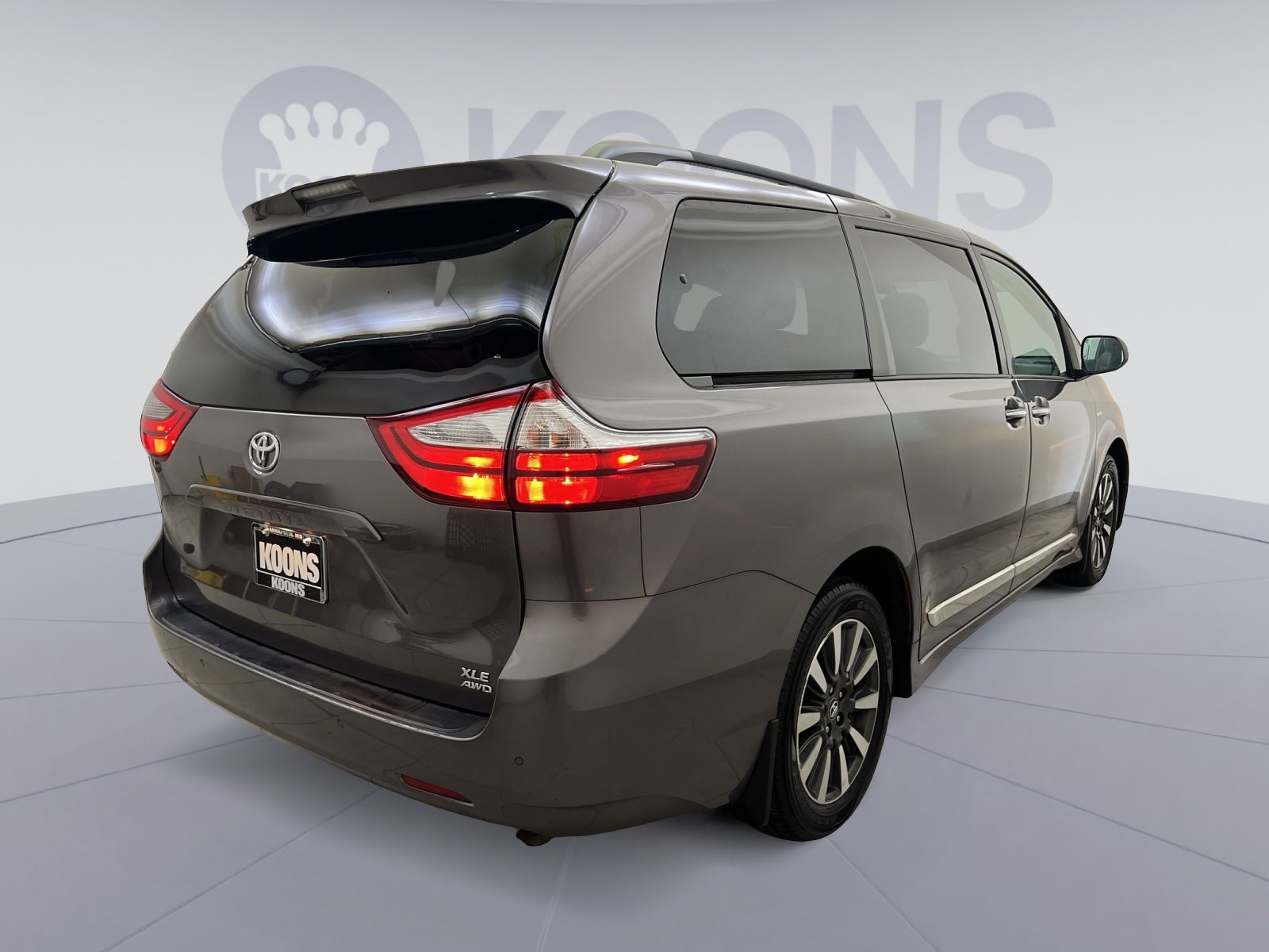 Used 2019 Toyota Sienna XLE w/ XLE Navigation Package image 5