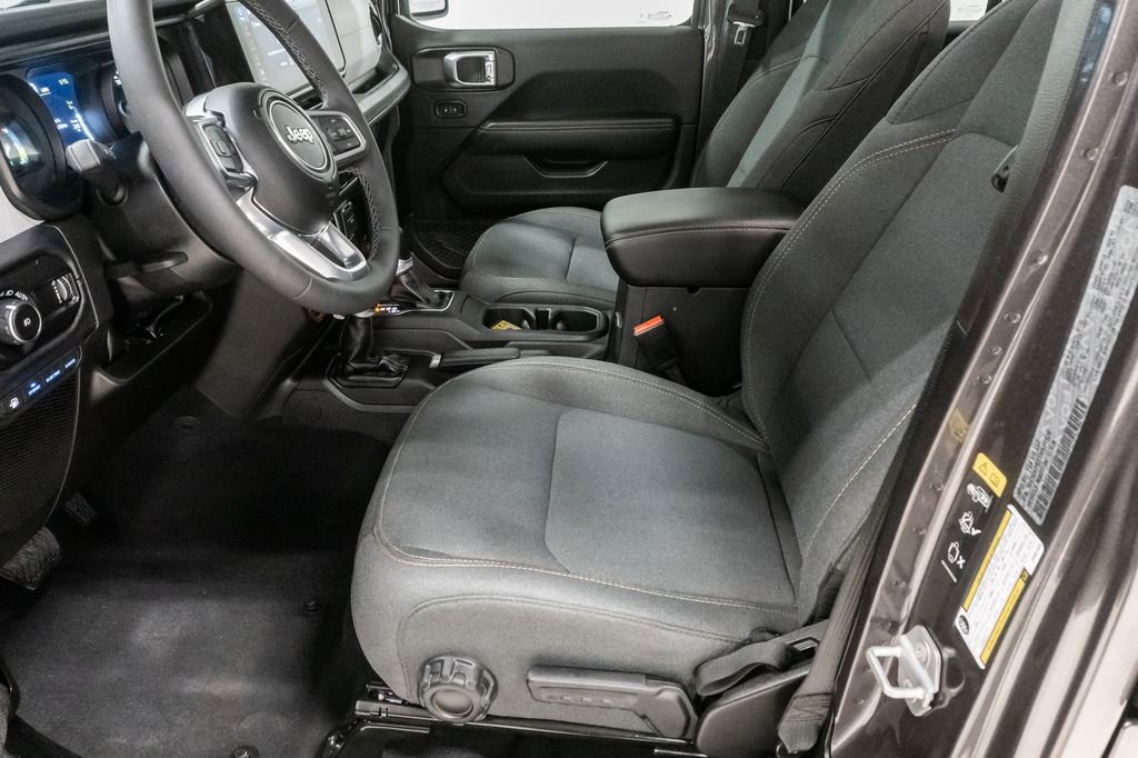 Used 2025 Jeep Wrangler Unlimited Sahara image 11