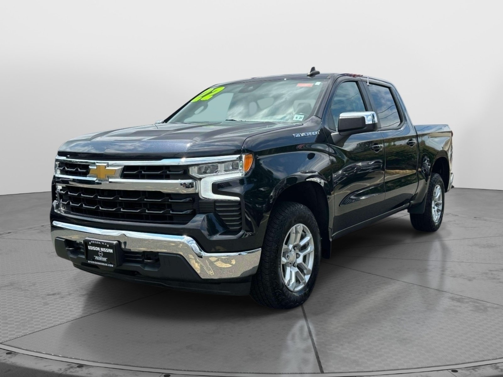 Used 2022 Chevrolet Silverado 1500 LT AWD/4WD image 2