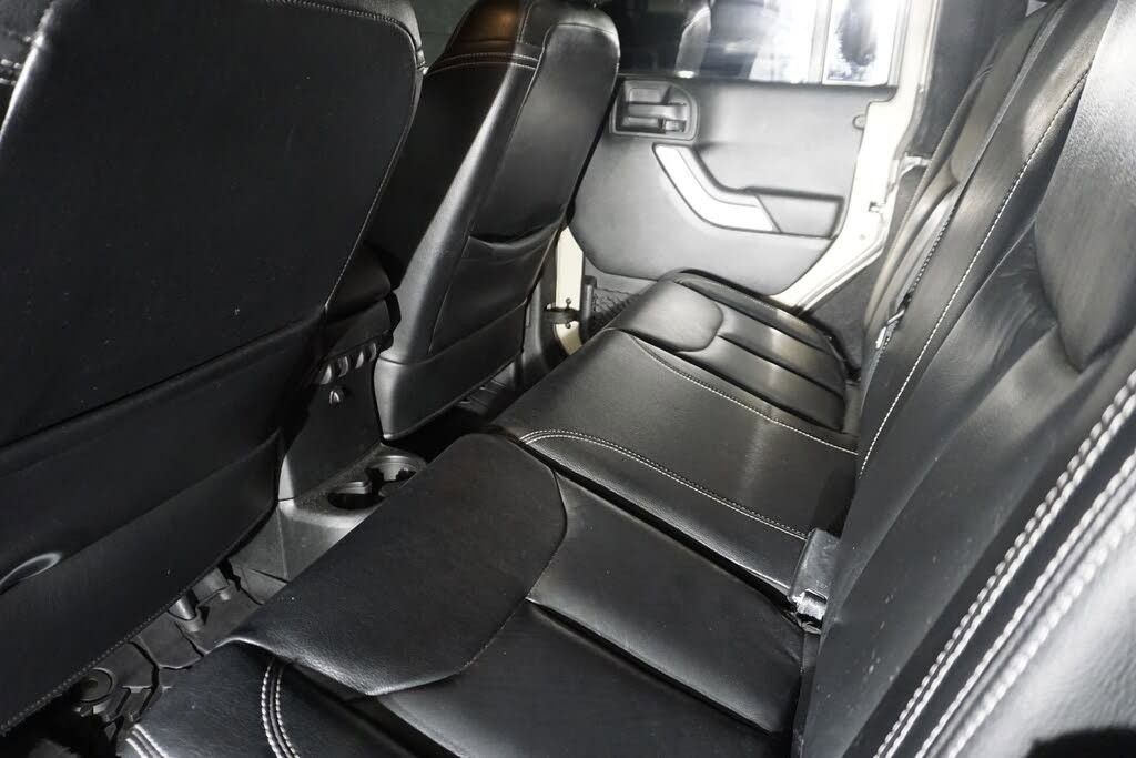 Used 2018 Jeep Wrangler Unlimited Rubicon w/ Connectivity Group image 21