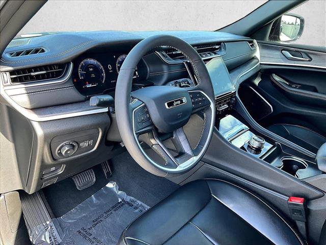 Used 2024 Jeep Grand Cherokee Limited w/ Black Appearance Package image 14