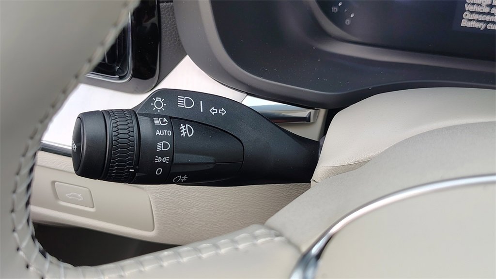 New 2026 Volvo XC60 B5 Ultra w/ Climate Package image 18