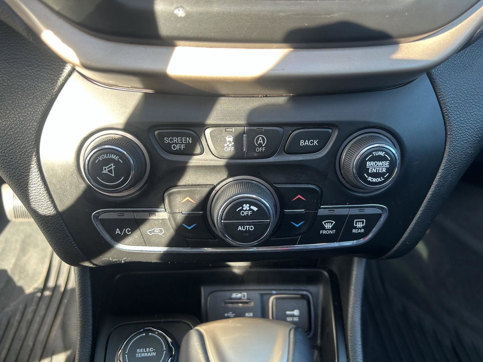 Used 2015 Jeep Cherokee Limited w/ Luxury Group image 21