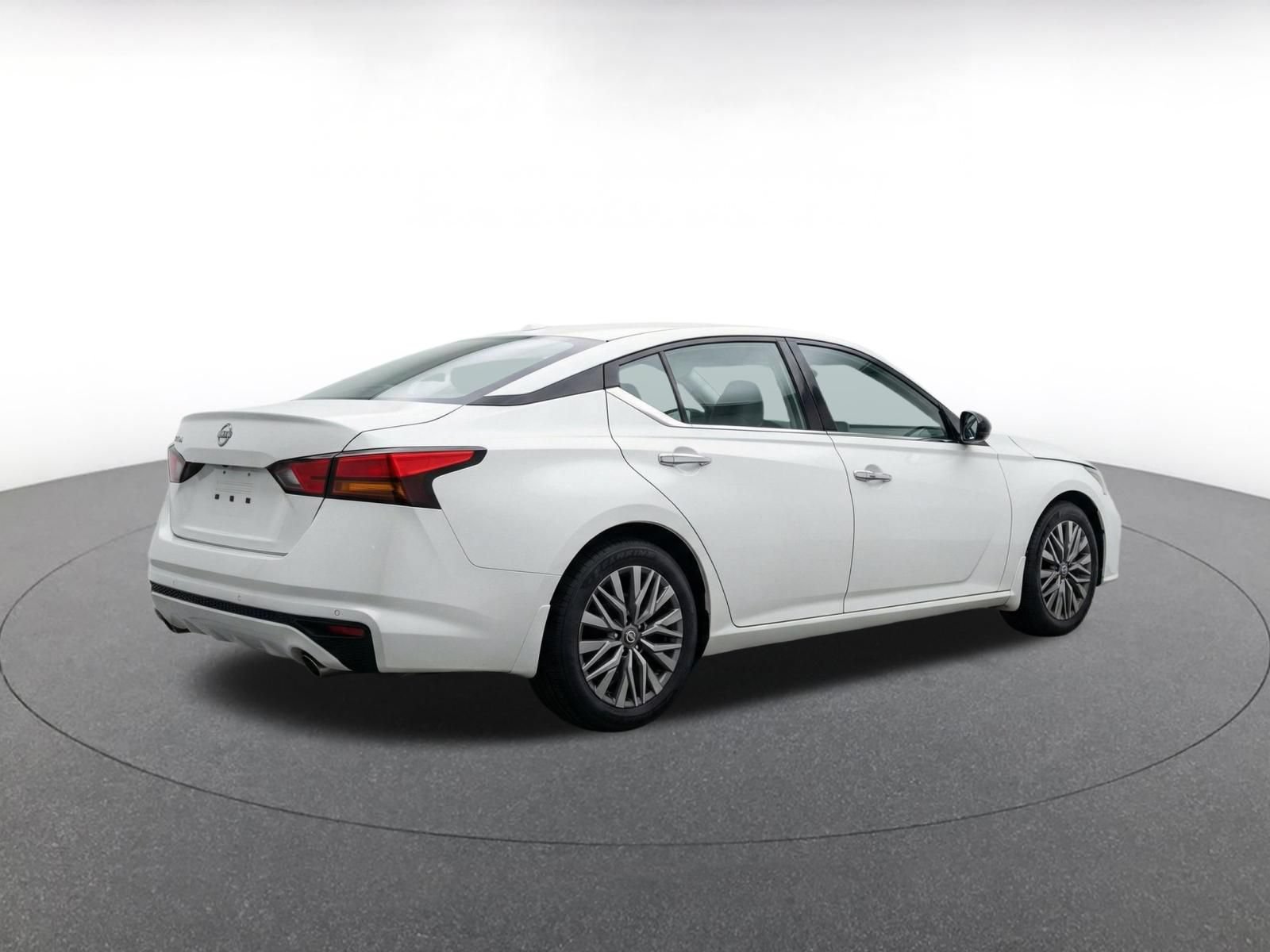 Used 2025 Nissan Altima 2.5 SV FWD image 9
