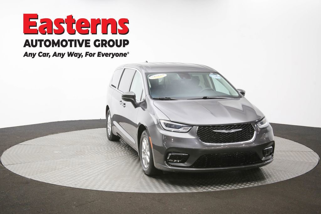 Used 2023 Chrysler Pacifica Touring-L FWD image 50
