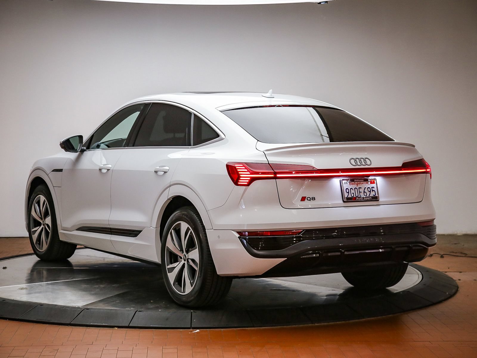 Used 2024 Audi Q8 e-tron Premium Plus w/ Premium Plus Package AWD/4WD image 2