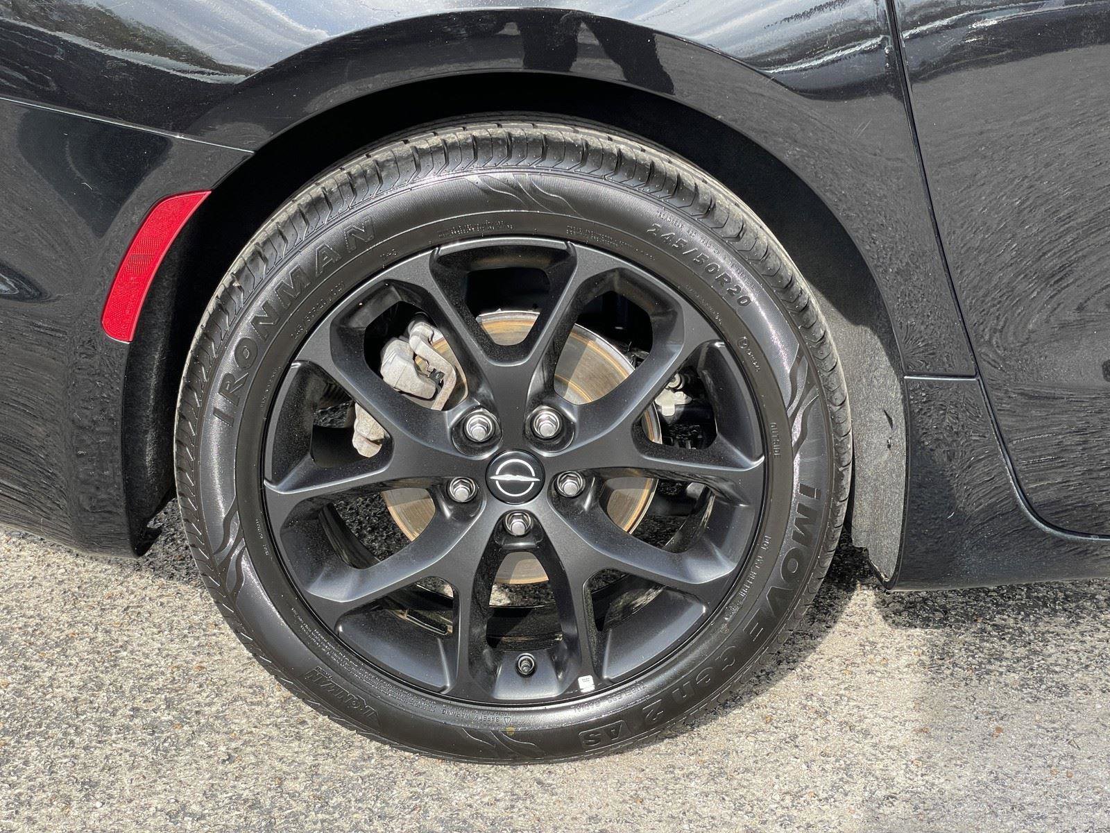 Certified 2025 Chrysler Pacifica Limited image 54