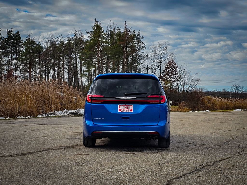New 2026 Chrysler Pacifica Select image 5