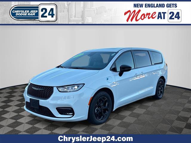 Certified 2023 Chrysler Pacifica Limited w/ Uconnect Theater Family Group