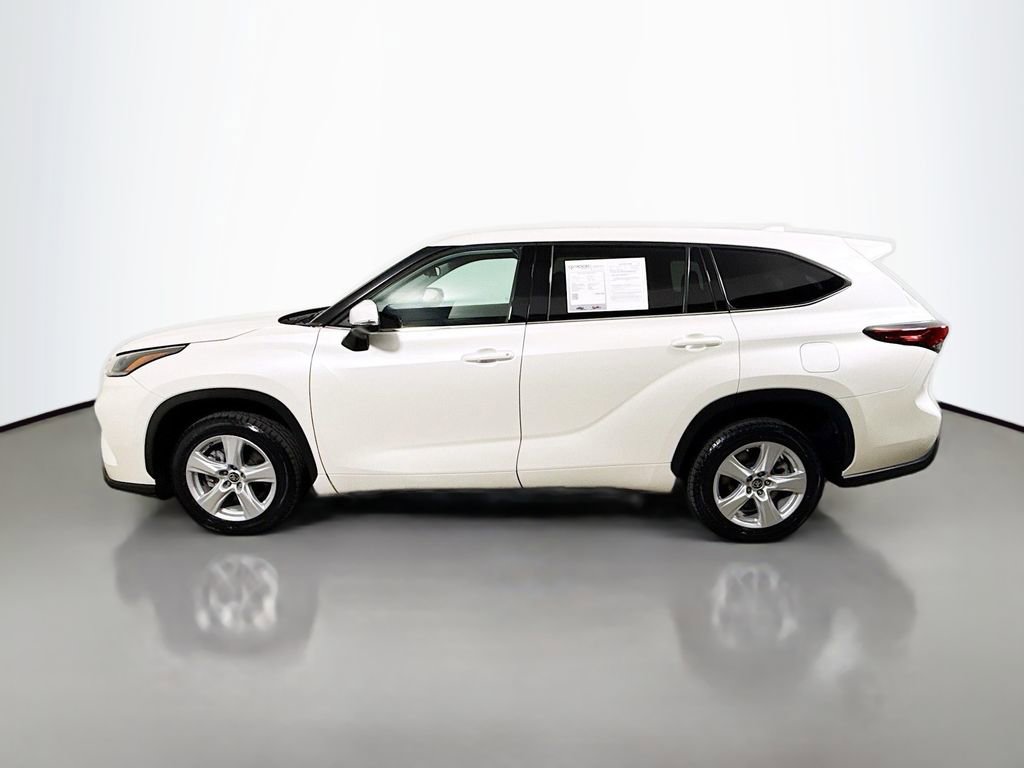 Used 2021 Toyota Highlander LE FWD image 4