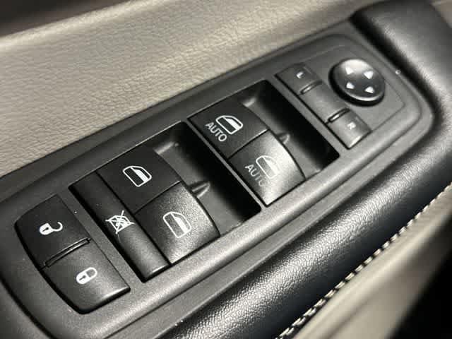 Used 2020 Chrysler Voyager Lxi FWD image 20