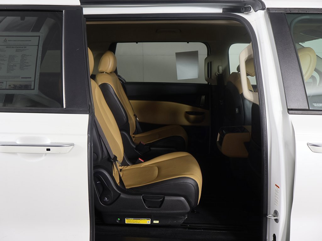 Used 2023 Kia Carnival EX image 30