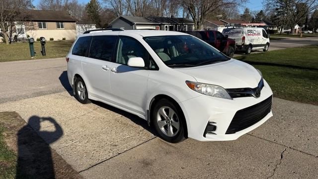 Used 2019 Toyota Sienna LE image 1