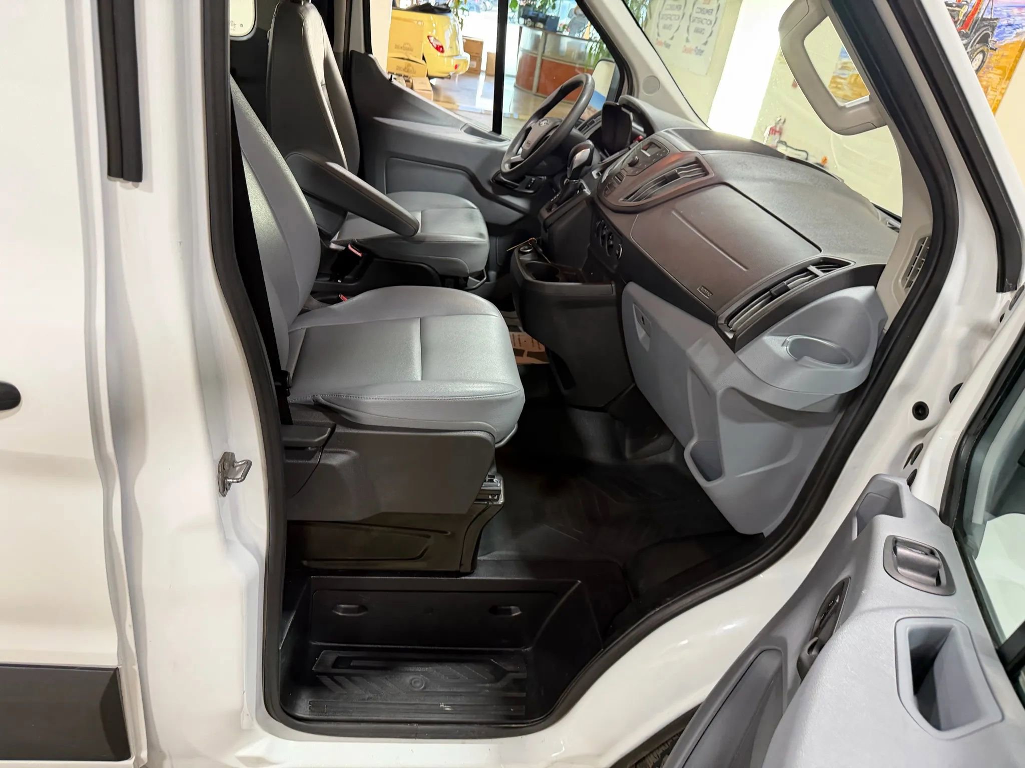 Used 2018 Ford Transit 350 XL image 37