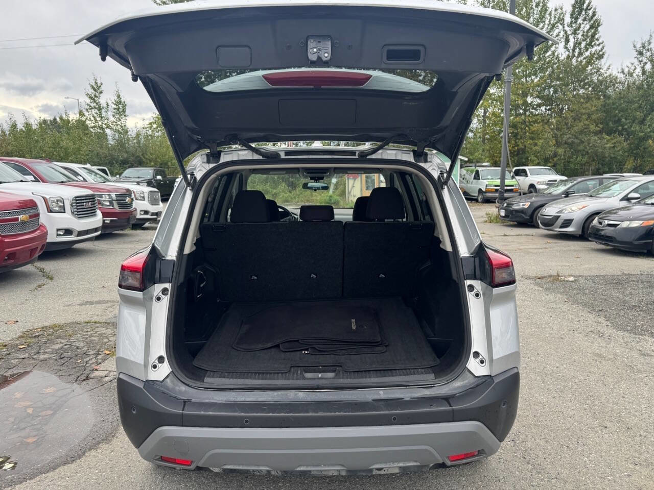 Used 2023 Nissan Rogue SV image 5