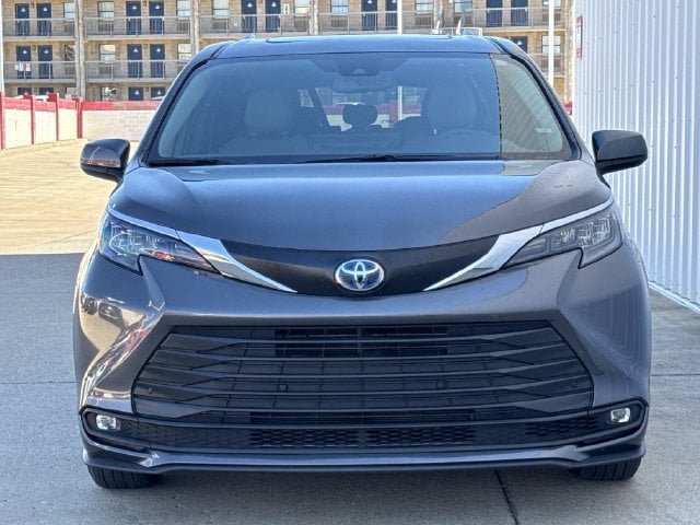 Certified 2025 Toyota Sienna XLE FWD image 8