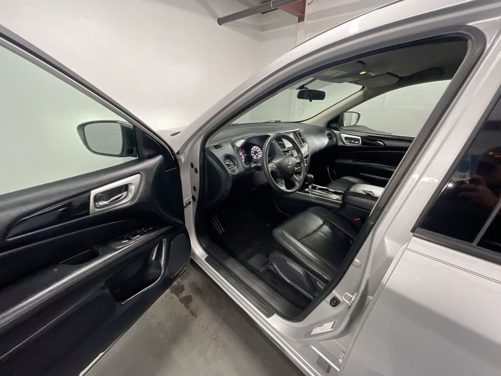 Used 2020 Nissan Pathfinder S image 10