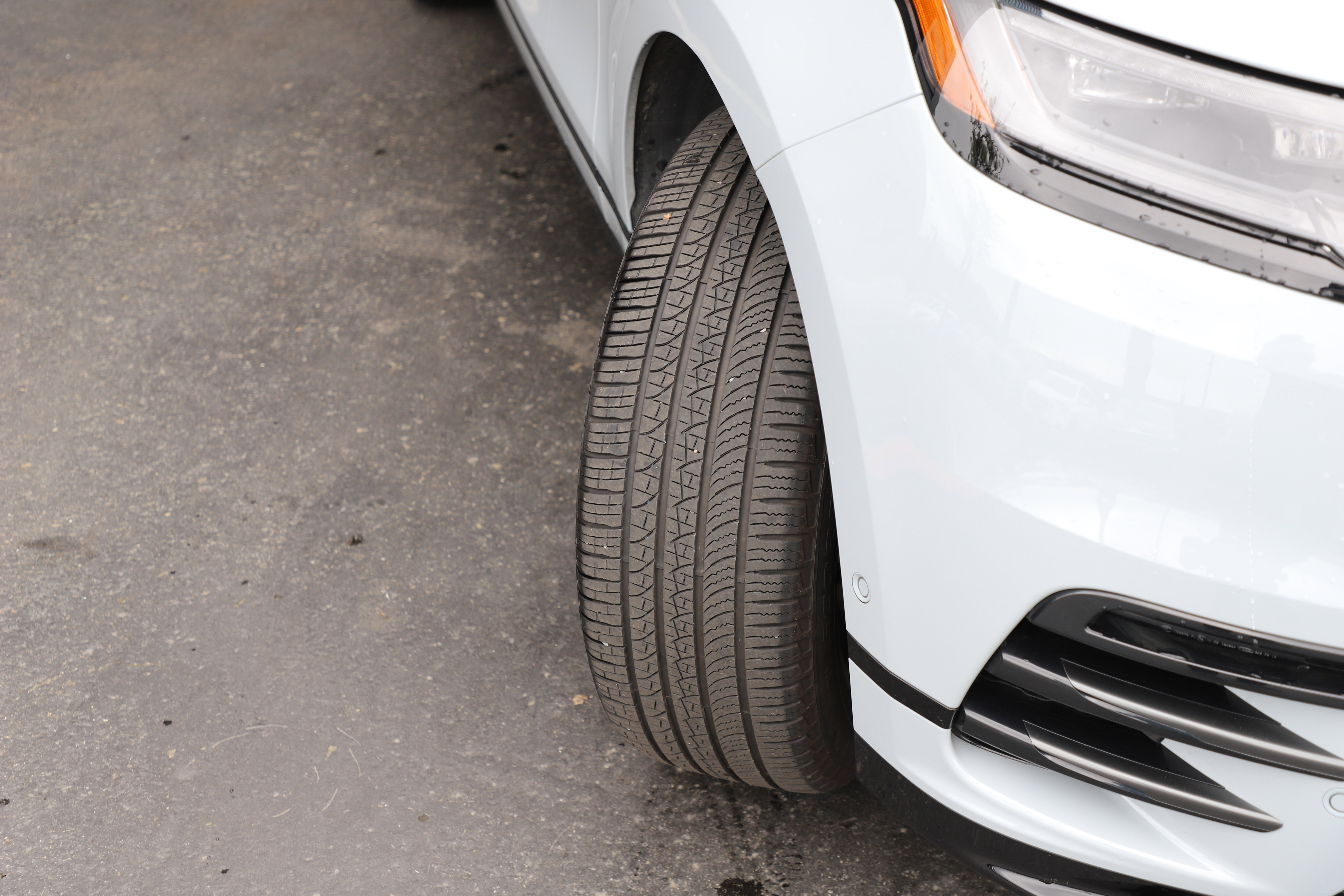 Certified 2026 Land Rover Range Rover Velar Dynamic SE image 3