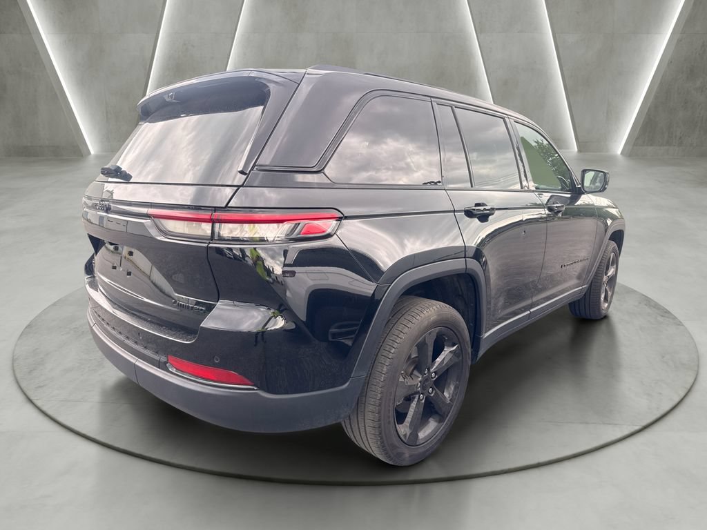 Used 2023 Jeep Grand Cherokee Limited w/ Luxury Tech Group II AWD/4WD image 5